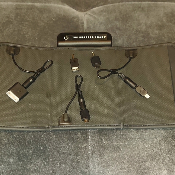 SHARPER IMAGE PORTABLE CHARGING VALLET CHARGE 3 DEVICES 5 DIFFERENT POWER TIPS - Picture 7 of 10